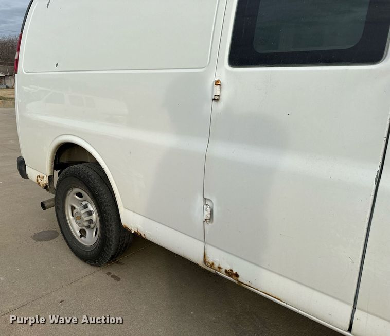 image for item NI9657 2004 Chevrolet Express 3500 van