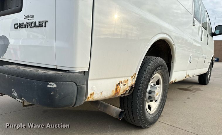 image for item NI9657 2004 Chevrolet Express 3500 van