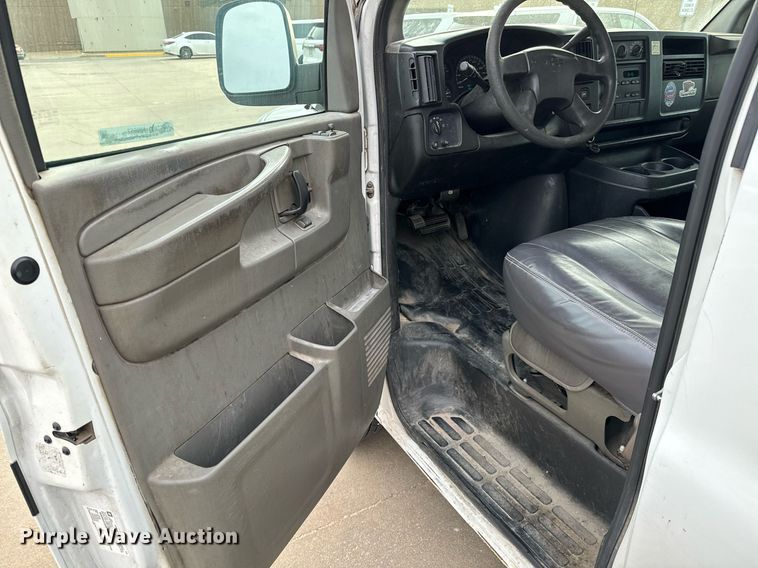 image for item NI9657 2004 Chevrolet Express 3500 van
