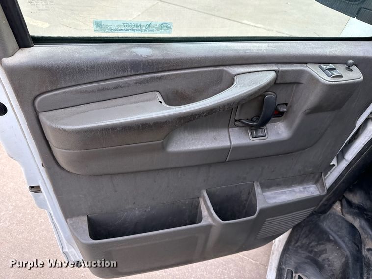 image for item NI9657 2004 Chevrolet Express 3500 van