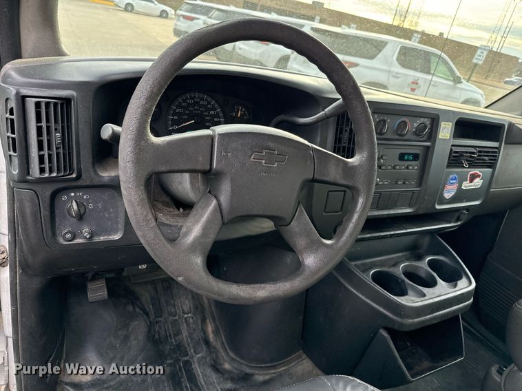 image for item NI9657 2004 Chevrolet Express 3500 van