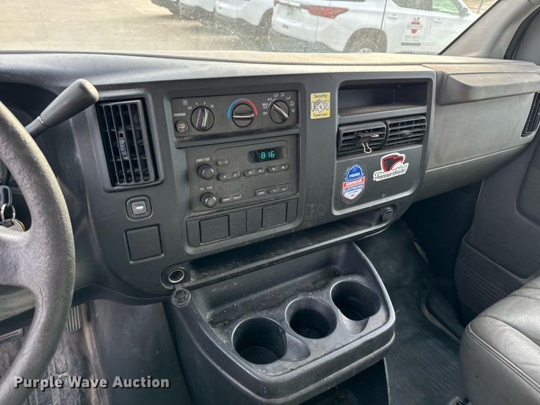 image for item NI9657 2004 Chevrolet Express 3500 van