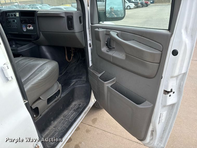image for item NI9657 2004 Chevrolet Express 3500 van