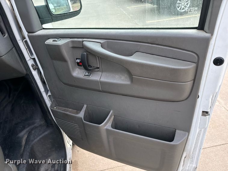 image for item NI9657 2004 Chevrolet Express 3500 van