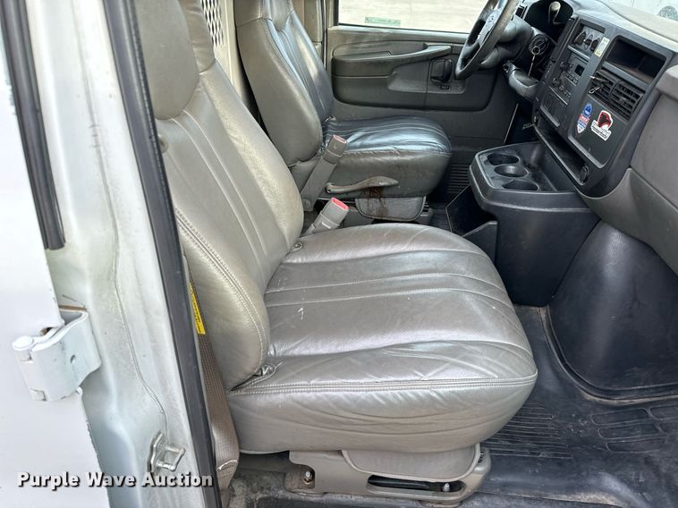 image for item NI9657 2004 Chevrolet Express 3500 van