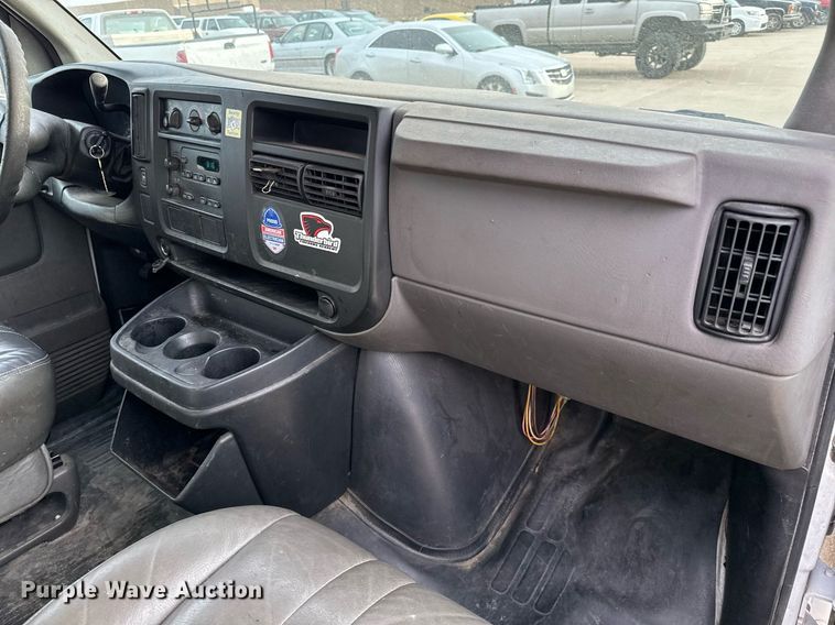 image for item NI9657 2004 Chevrolet Express 3500 van