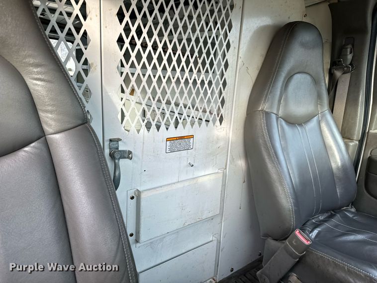 image for item NI9657 2004 Chevrolet Express 3500 van
