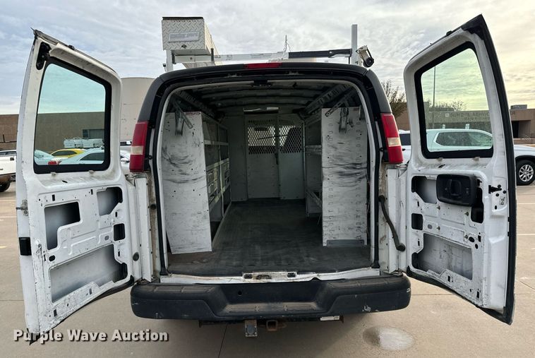 image for item NI9657 2004 Chevrolet Express 3500 van