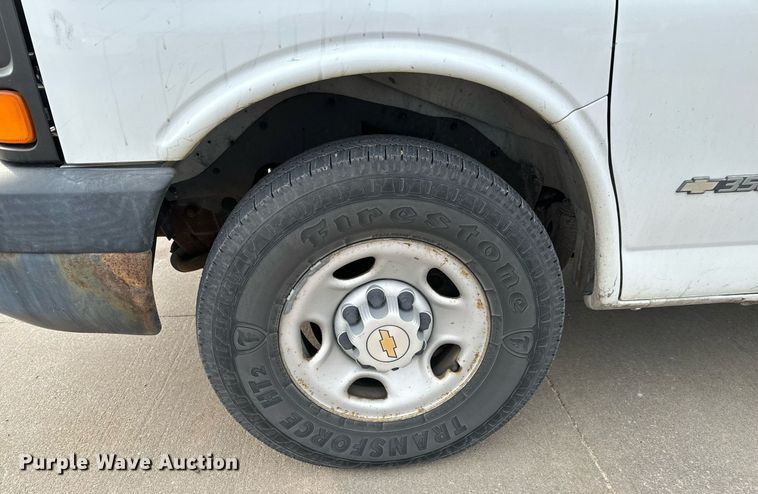 image for item NI9657 2004 Chevrolet Express 3500 van