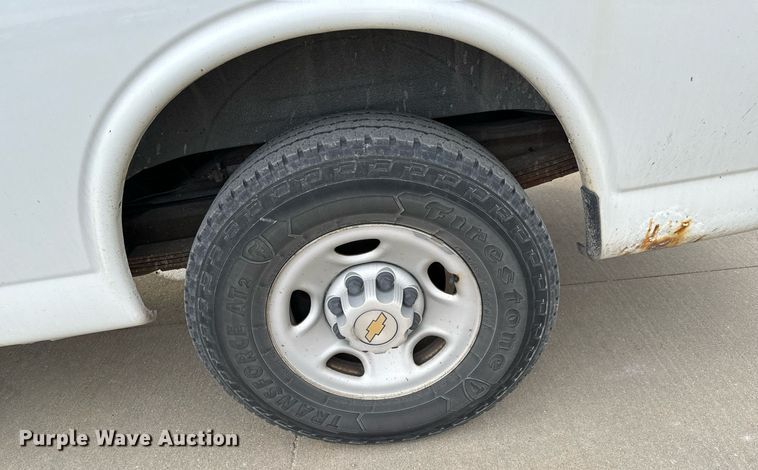 image for item NI9657 2004 Chevrolet Express 3500 van