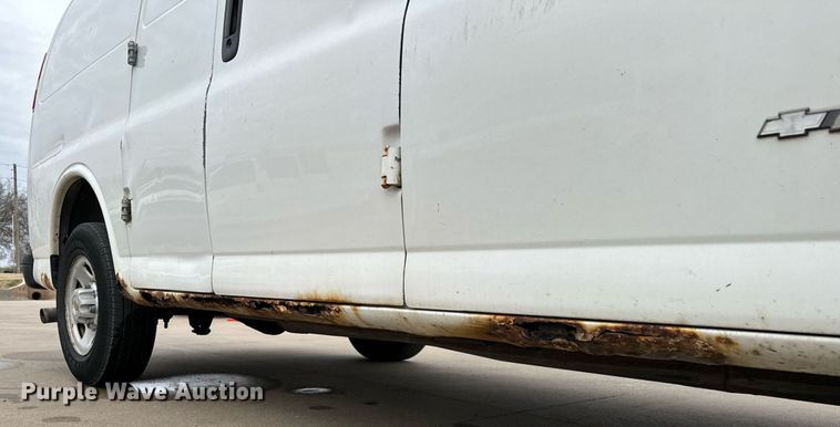 image for item NI9660 2003 Chevrolet  Express 2500 van