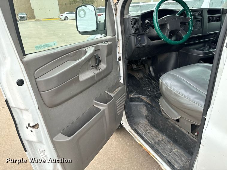 image for item NI9660 2003 Chevrolet  Express 2500 van