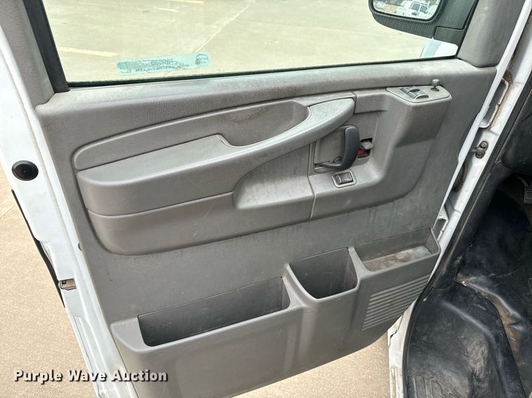 image for item NI9660 2003 Chevrolet  Express 2500 van