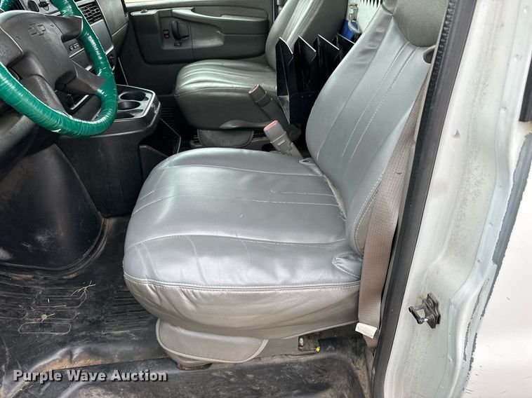 image for item NI9660 2003 Chevrolet  Express 2500 van