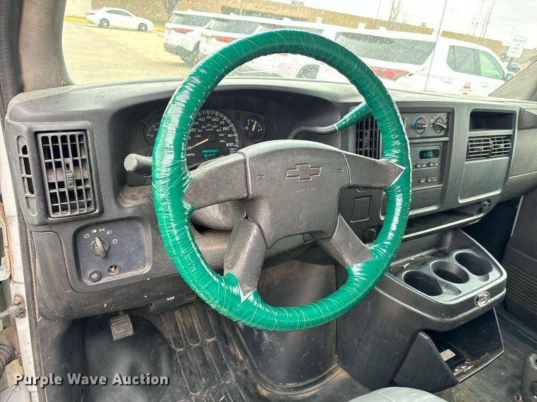 image for item NI9660 2003 Chevrolet  Express 2500 van