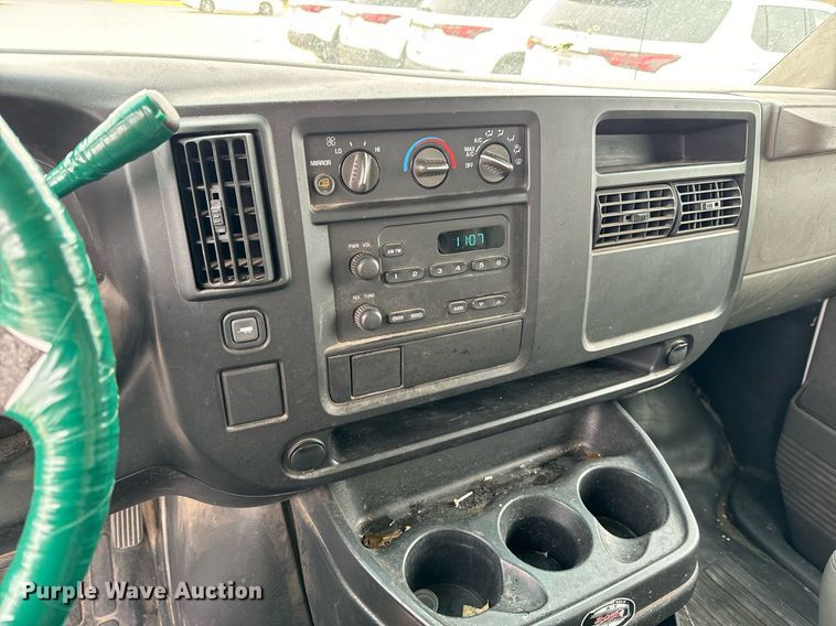 image for item NI9660 2003 Chevrolet  Express 2500 van