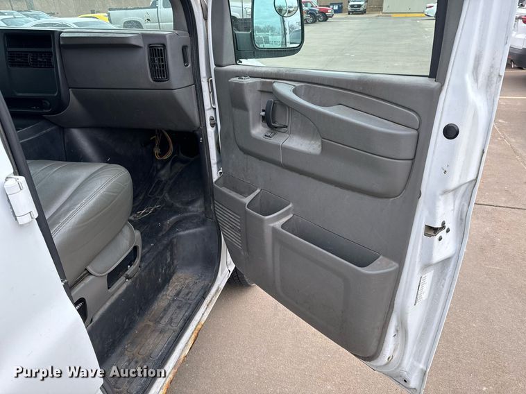 image for item NI9660 2003 Chevrolet  Express 2500 van