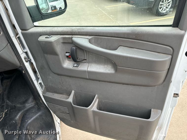 image for item NI9660 2003 Chevrolet  Express 2500 van