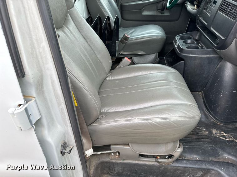 image for item NI9660 2003 Chevrolet  Express 2500 van