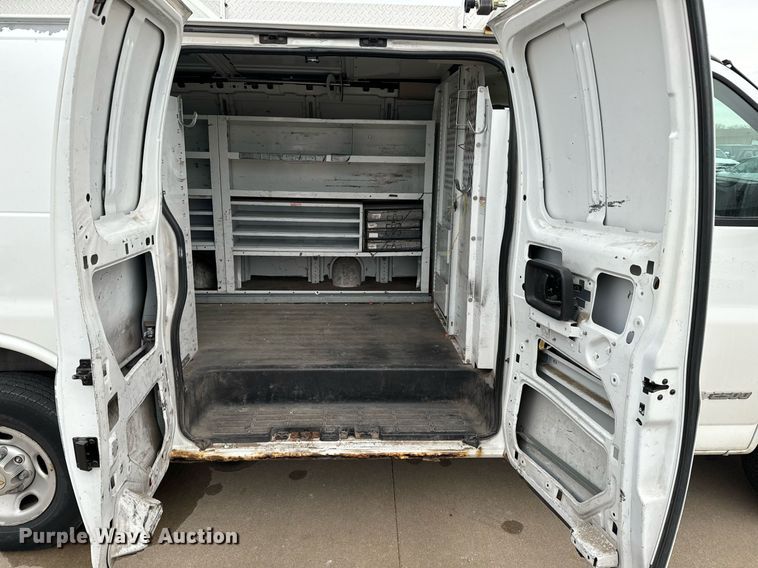image for item NI9660 2003 Chevrolet  Express 2500 van