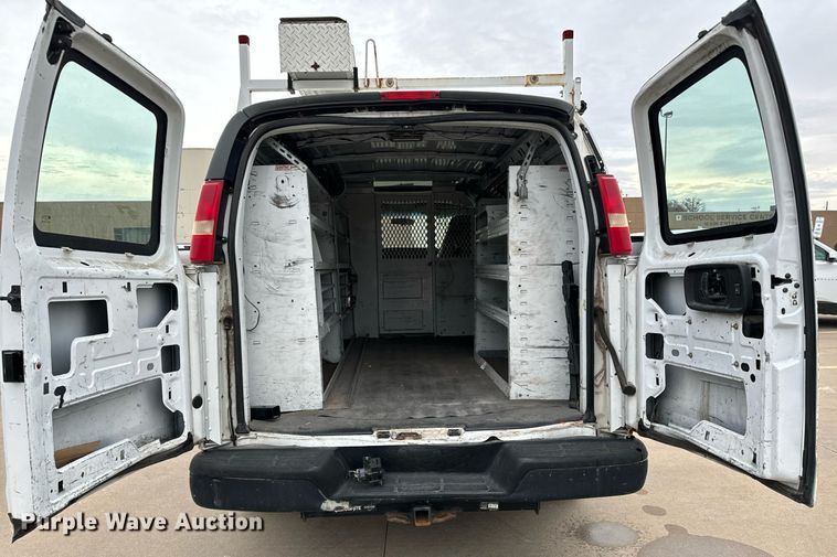 image for item NI9660 2003 Chevrolet  Express 2500 van