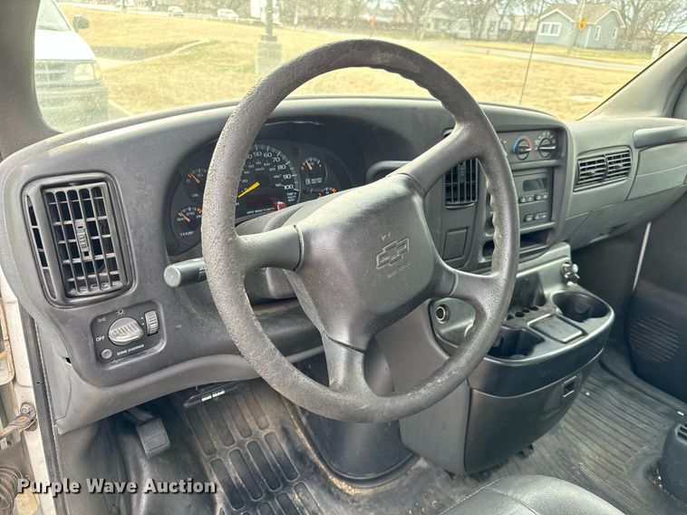 image for item NI9662 2001 Chevrolet Express 1500 van