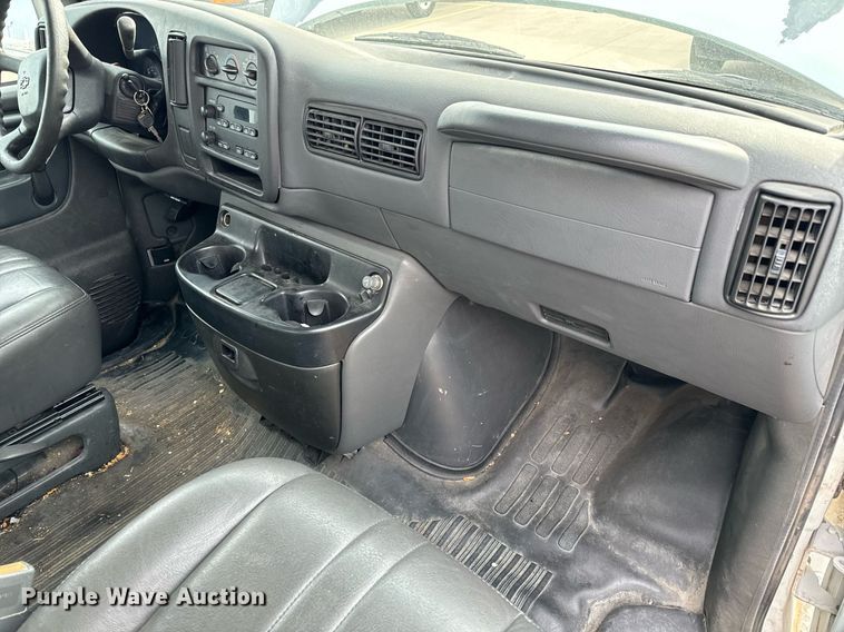 image for item NI9662 2001 Chevrolet Express 1500 van