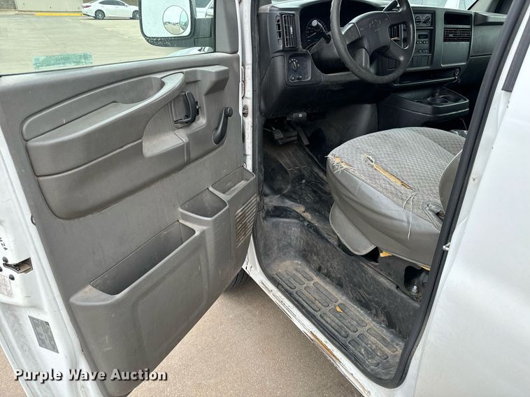 image for item NI9663 2007 Chevrolet Express 2500 van