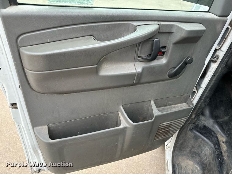 image for item NI9663 2007 Chevrolet Express 2500 van