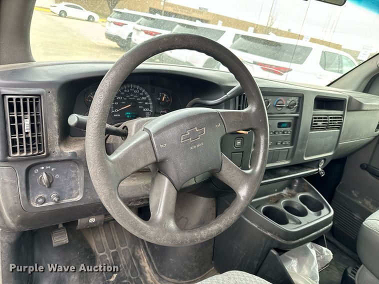 image for item NI9663 2007 Chevrolet Express 2500 van