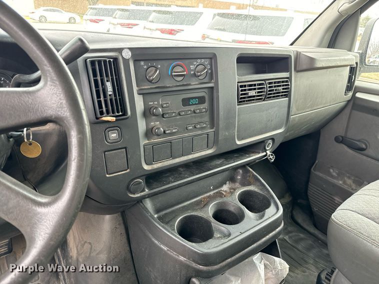 image for item NI9663 2007 Chevrolet Express 2500 van