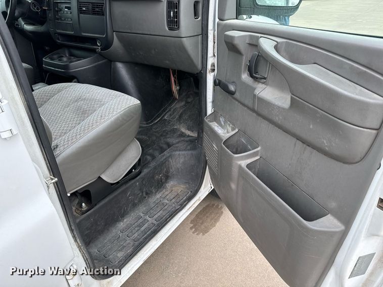image for item NI9663 2007 Chevrolet Express 2500 van