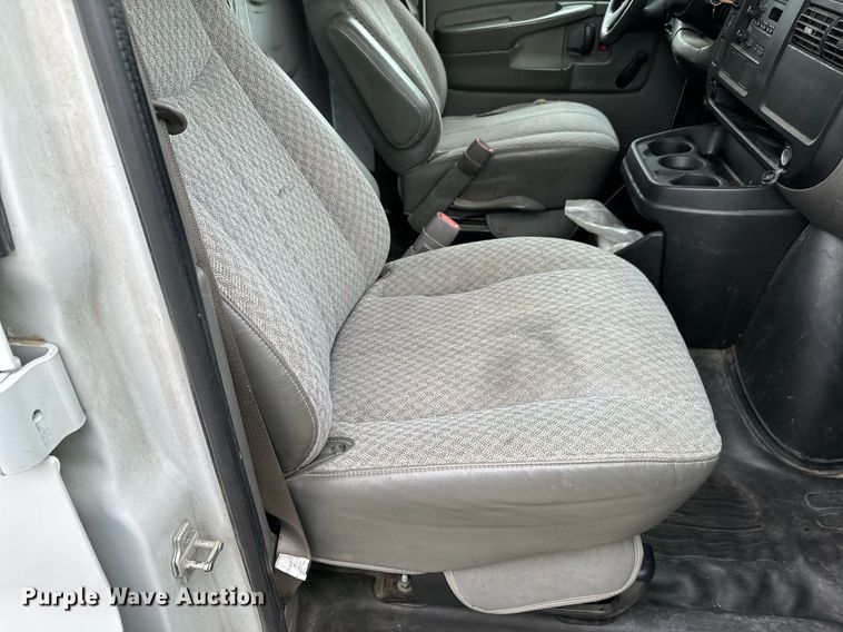 image for item NI9663 2007 Chevrolet Express 2500 van
