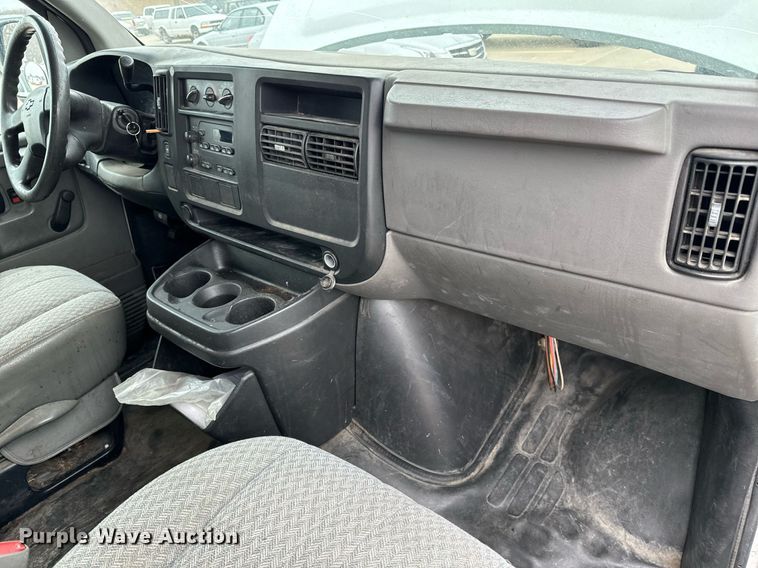 image for item NI9663 2007 Chevrolet Express 2500 van