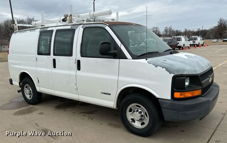 image for item NI9665 2005 Chevrolet Express 2500 van