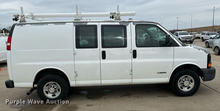image for item NI9665 2005 Chevrolet Express 2500 van
