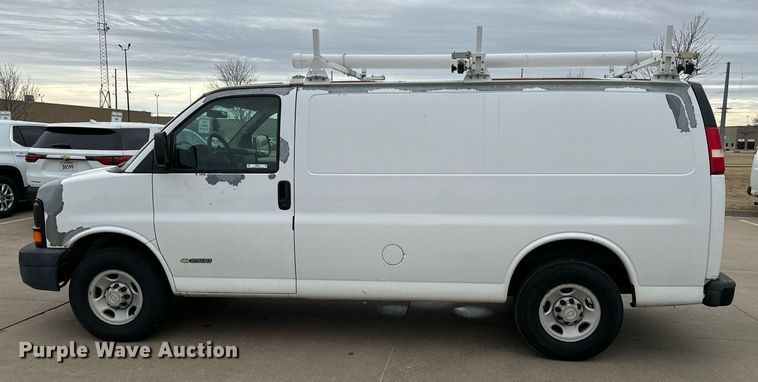 image for item NI9665 2005 Chevrolet Express 2500 van