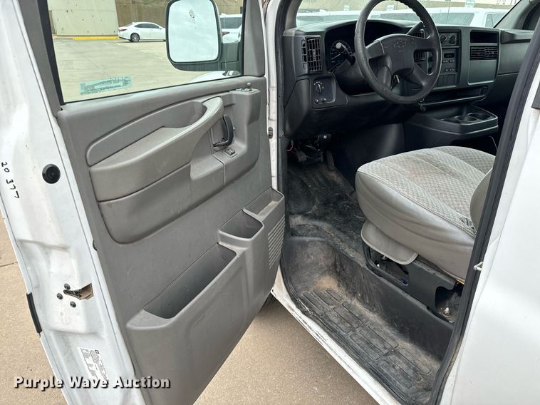 image for item NI9665 2005 Chevrolet Express 2500 van