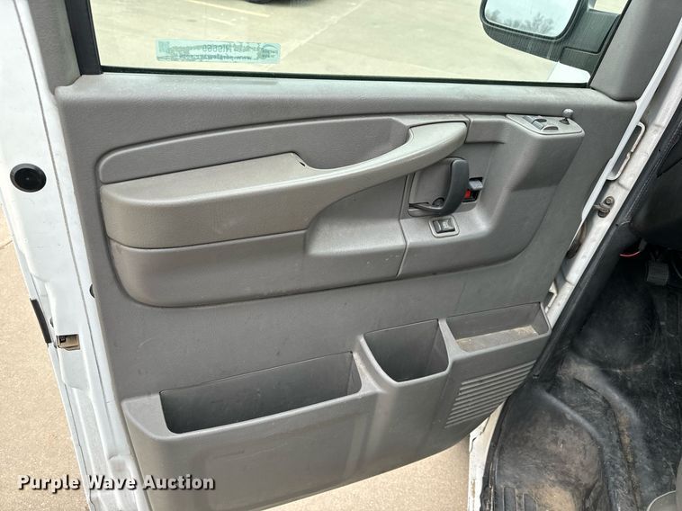 image for item NI9665 2005 Chevrolet Express 2500 van