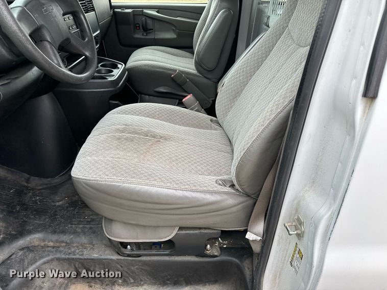 image for item NI9665 2005 Chevrolet Express 2500 van