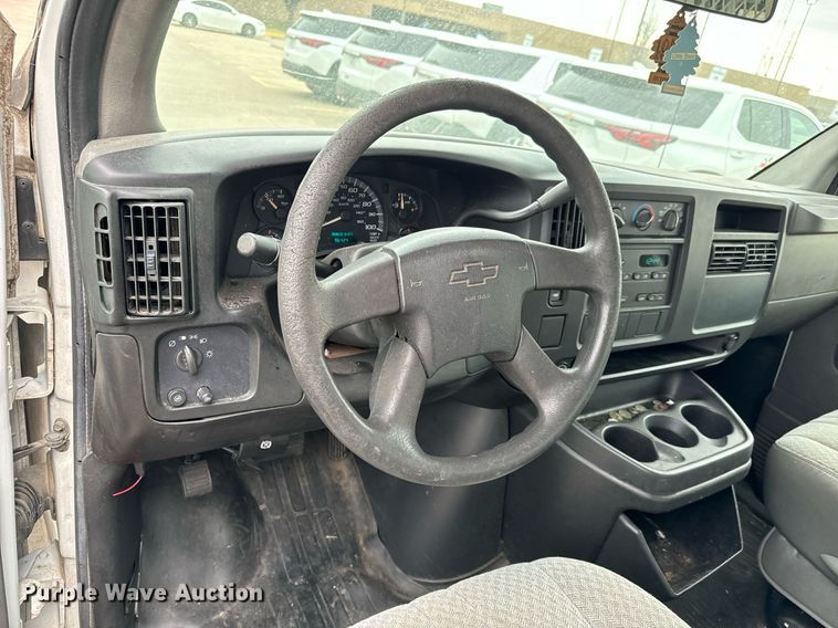image for item NI9665 2005 Chevrolet Express 2500 van