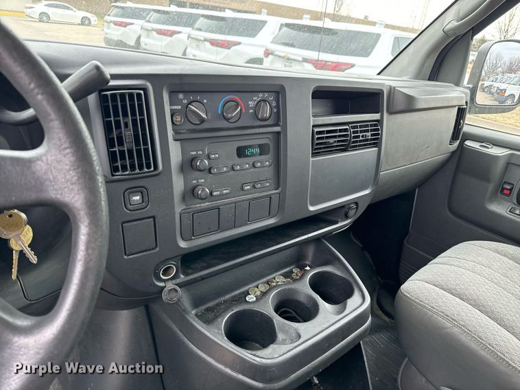 image for item NI9665 2005 Chevrolet Express 2500 van