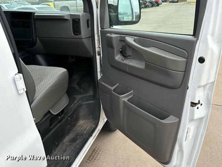 image for item NI9665 2005 Chevrolet Express 2500 van