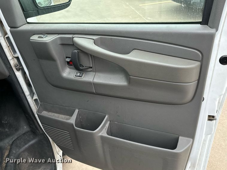image for item NI9665 2005 Chevrolet Express 2500 van