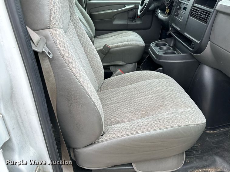 image for item NI9665 2005 Chevrolet Express 2500 van