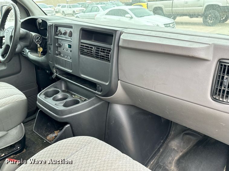image for item NI9665 2005 Chevrolet Express 2500 van
