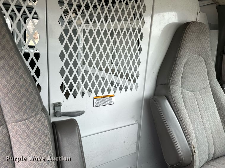 image for item NI9665 2005 Chevrolet Express 2500 van
