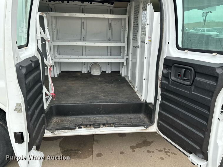 image for item NI9665 2005 Chevrolet Express 2500 van