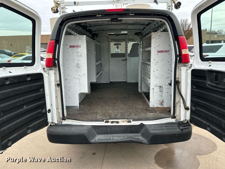 image for item NI9665 2005 Chevrolet Express 2500 van