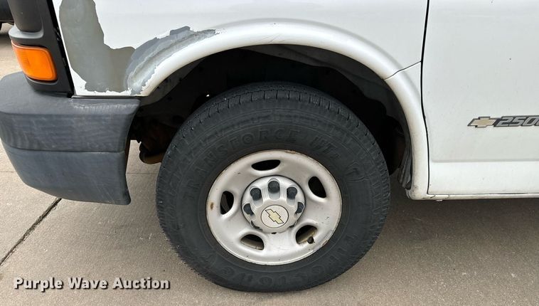 image for item NI9665 2005 Chevrolet Express 2500 van